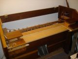 Organ console with lowered keyshelf